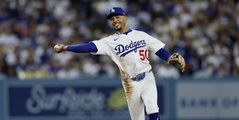 Dodgers' Mookie Betts Wins Roberto Clemente Award