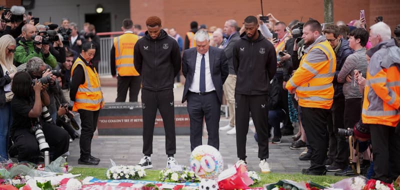 Everton Players Honor Diogo Jota at Anfield