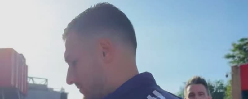 Man United Star Refuses Autographs, Fans Divided