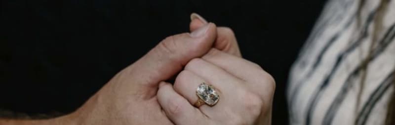 Taylor Swift Chooses Large Engagement Ring