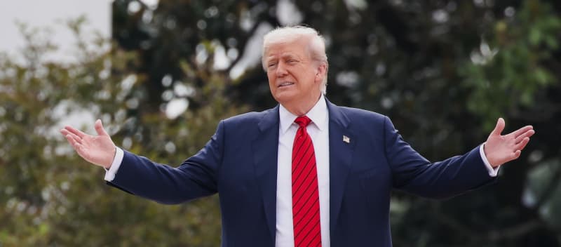 Trump surprises by walking on White House roof