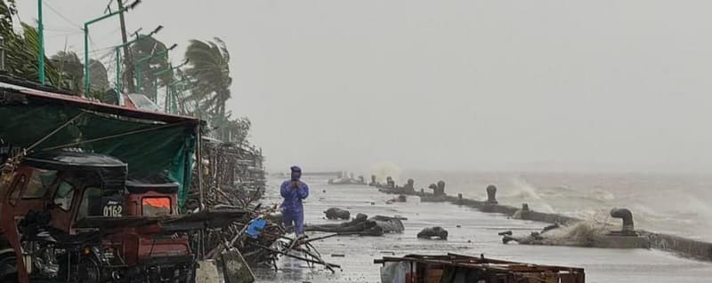 Massive typhoon strikes Philippines, forcing thousands to flee