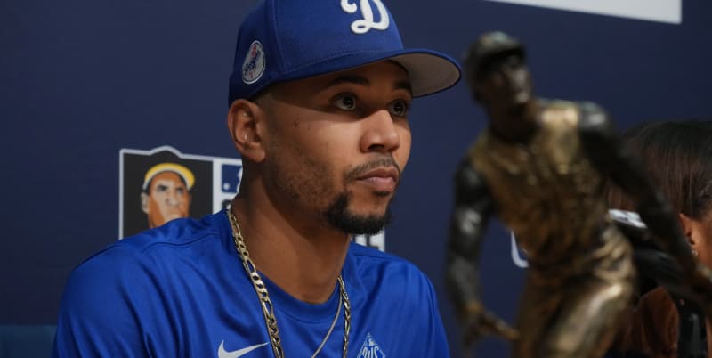Mookie Betts Receives Roberto Clemente Award Before World Series Game 3